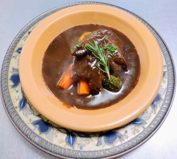 希少な部位、プリプリとした食感が特徴です。<br><br>１　和牛ホホ肉シチューセット　（サラダ、ライスorパン、コーヒーor紅茶）　２１５０円<br>　　<br>２　和牛ホホ肉シチューデザートセット　（サラダ、デザート、ライスorパン、コーヒーor紅茶）　２５００円<br><br>３　スープ＆和牛ホホ肉シチューセット　（サラダ、ライスorパン、コーヒーor紅茶）　２６５０円<br><br>４　和牛ホホ肉のシチューコース（スープ、ホホ肉シチュー、サラダ、ライスorパン、　デザート、コーヒーor紅茶）　３０００円