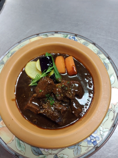 １０時間煮込んだトロトロのお肉です。<br>７日間をかけて仕込んだデミグラスソースでお召し上がりください。<br><br>１　ビーフシチューセット　（サラダ、ライスorパン、コーヒーor紅茶）　１９9０円<br>　　<br>２　ビーフシチューデザートセット　（サラダ、ライスorパン、　デザート、コーヒーor紅茶）　２２9０円<br>　　<br>３　スープ＆　ビーフシチューセット　（サラダ、ライスorパン、コーヒーor紅茶）　249０円<br>　　　<br>４　ビーフシチューコース　（スープ、ビーフシチュー、サラダ、ライスorパン、　デザート、コーヒーor紅茶）　２79０円<br>
