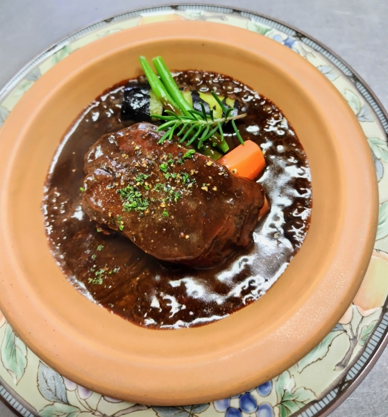 人気メニュー<br>おいしいタンをじっくり煮込みました。<br><br>１　タンシチューセット　（サラダ、ライスorパン、コーヒーor紅茶）　２1５０円<br>　　<br>２　タンシチューデザートセット　（サラダ、ライスorパン、　デザート、コーヒーor紅茶）　２4５０円<br><br>３　スープ＆　タンシチューセット　（サラダ、ライスorパン、コーヒーor紅茶）　２６５０円<br><br>４　タンシチューコース　（スープ、タンシチュー、サラダ、ライスorパン、　デザート、コーヒーor紅茶）　２９5０円
