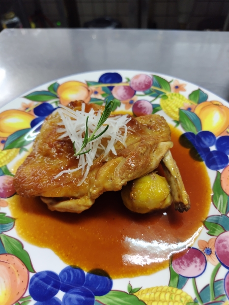 １　若鶏ももローストセット　（サラダ、ライスorパン、コーヒーor紅茶）　１５９０円<br>　<br>２　若鶏ももローストデザート、セット　（サラダ、ライスorパン、デザート、コーヒーor紅茶）　１８９０円<br>　<br>３　スープ＆若鶏ももローストセット　（サラダ、ライスorパン、コーヒーor紅茶）　２０９０円<br><br>４　若鶏ももローストコース　（スープ、若鶏ももロースト、サラダ、ライスorパン、デザート、コーヒーor紅茶）　２３９０円<br><br>