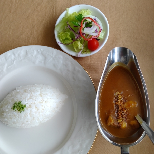 スパイスが決めて！自家製カレールーで作ったオリジナルカレーです。<br>1 ビーフカレーセット（サラダ、コーヒーor紅茶）　１６００円<br>２ エビカレーセット（サラダ、コーヒーor紅茶)1 １６００円<br><br>３ ビーフカレーデザート、セット（サラダ、デザート、コーヒーor紅茶）　１９５０円<br>４ エビカレーデザート、セット　（サラダ、デザート、コーヒーor紅茶）<br><br>５　スープ＆ビーフカレーセット（サラダ、コーヒーor紅茶）　２１００円<br>６　スープ＆エビカレーセット（サラダ、コーヒーor紅茶）<br><br>７ スープ＆ビーフカレーデザートセット（サラダ、デザート、コーヒーor紅茶）　２４５０円<br>８ スープ＆エビカレーデザートセット（サラダ、デザート、コーヒーor紅茶）２４５０円<br>