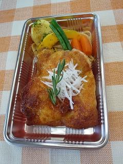 若鶏ももロースト（温野菜添え）　　一人前<br>　１２００円<br>ボリュームがあり人気です。当店のオリジナルソース使用。